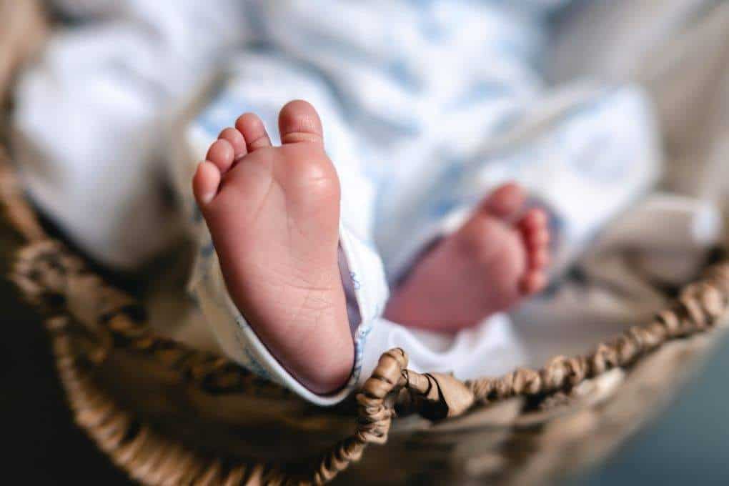 Faceless Baby Photo Ideas - Detail of Feet (2)